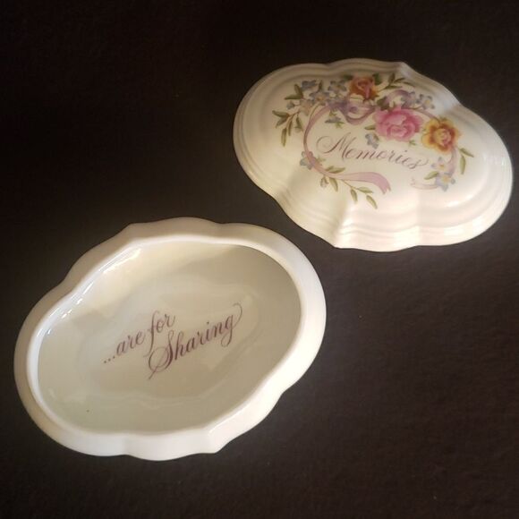 Vintage 1983 Avon "Memories... Are For Sharing" Porcelain Musical Trinket Box - Picture 5 of 15
